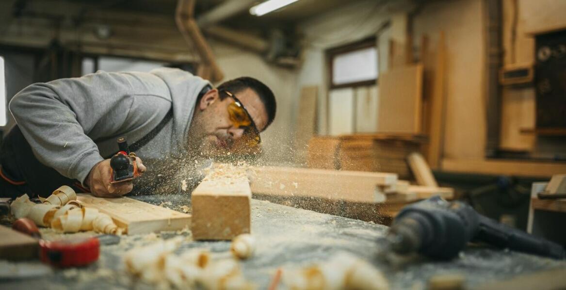 Prędkość skrawania drewna – jak wpływa na jakość i wydajność produkcji?