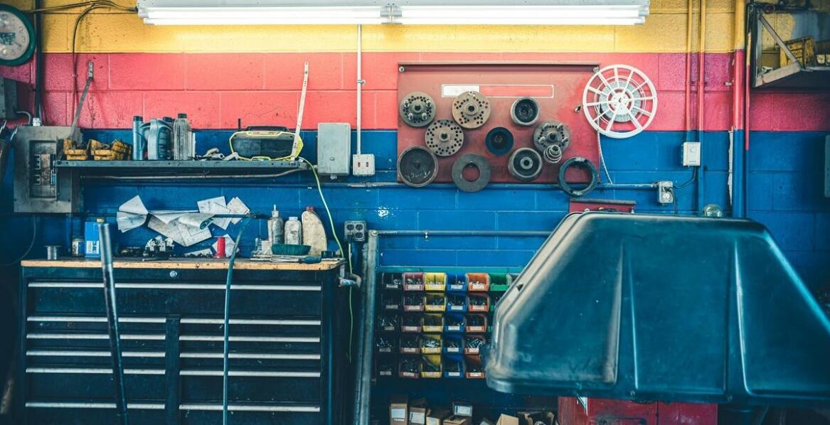 Wpływ maszyn do demontażu opon na efektywność pracy w warsztatach