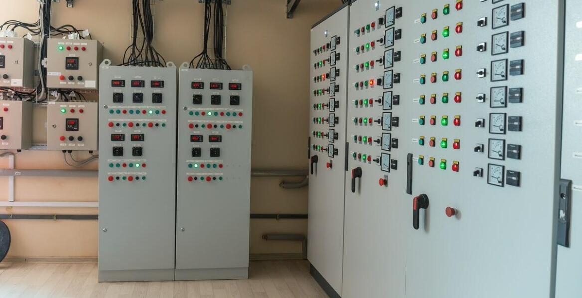 Jakie technologie automatyki są stosowane w agregatach prądotwórczych?