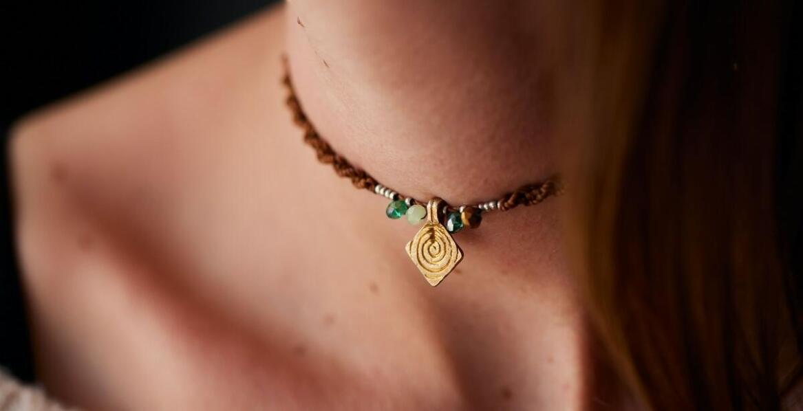 Wpływ pirytu na kreatywność: dlaczego warto nosić ten kamień?