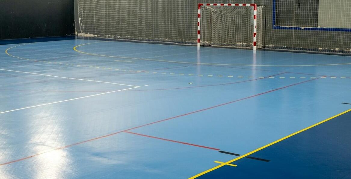 Jakie cechy powinny mieć halowe piłki dla dorosłych amatorów?