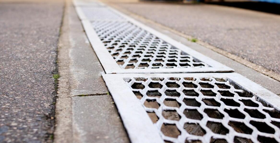 Jakie funkcje pełni podłużna kratka ściekowa w systemach odwodnień przemysłowych?
