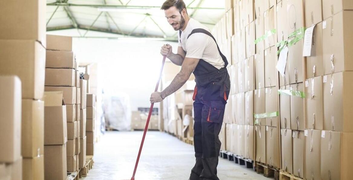 Bezpieczne metody sprzątania magazynów: co warto wiedzieć?