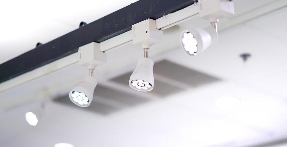 Jak poprawa natężenia oświetlenia może zwiększyć bezpieczeństwo w pracy?