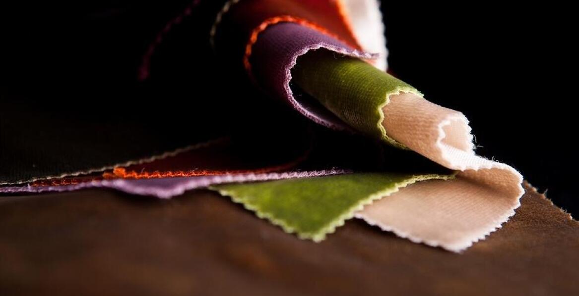 Jak dopasować tekstury tkanin tapicerskich do różnych stylów wnętrzarskich?