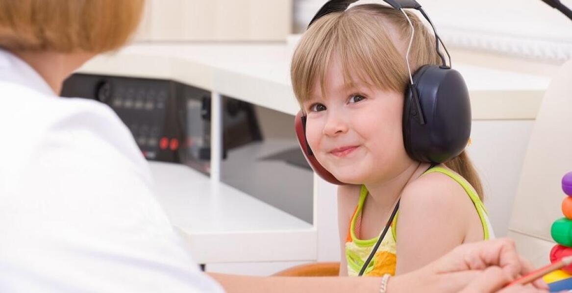 Znaczenie współpracy rodziców i specjalistów przy badaniu audiologicznym dziecka