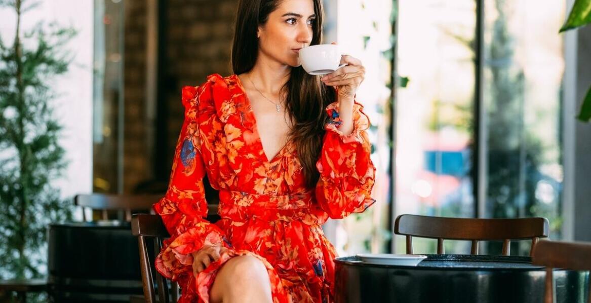 Maxi sukienki z rozporkiem – jak podkreślić swoją sylwetkę?