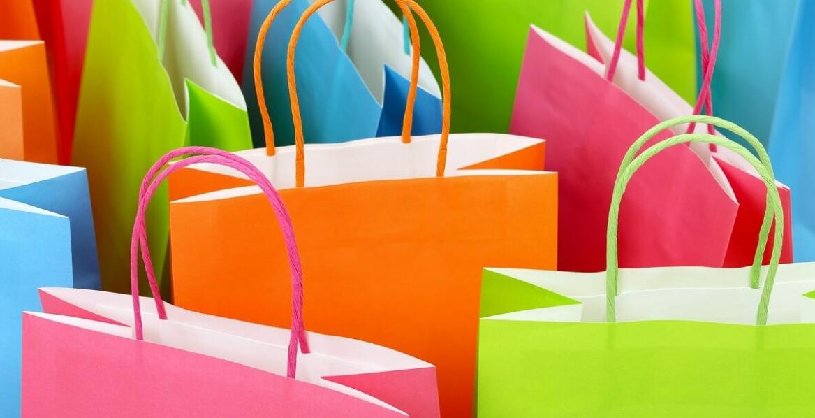 Zastosowanie kartonowych reklamowych standów w kampaniach promocyjnych