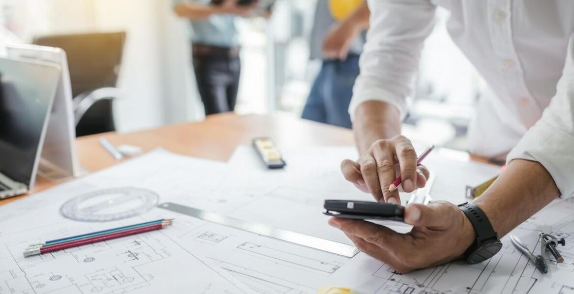 Jak firma budowlana zapewnia techniczne i prawne doradztwo podczas budowy?