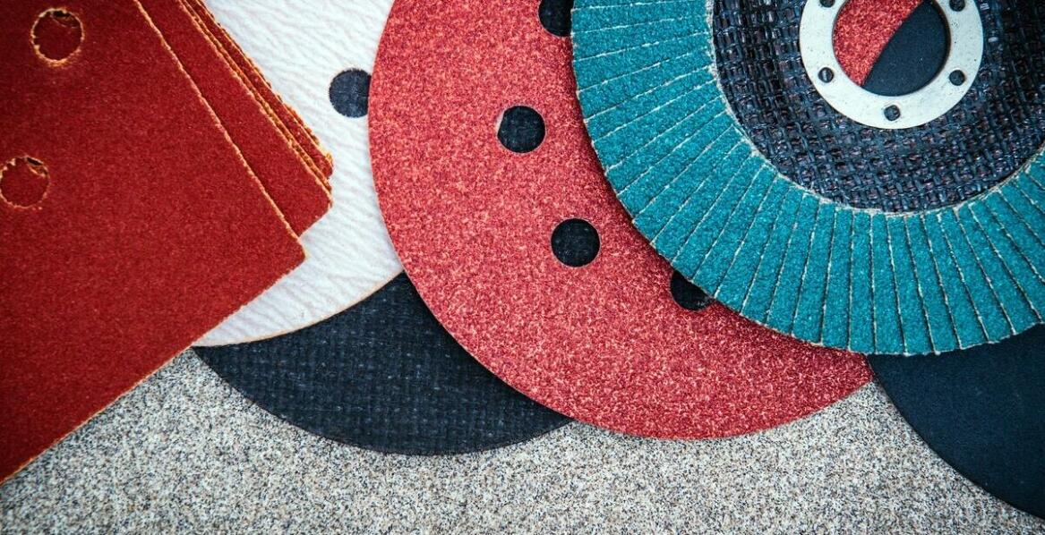 Jak wybrać odpowiedni pad do czyszczenia podłóg w przemyśle?