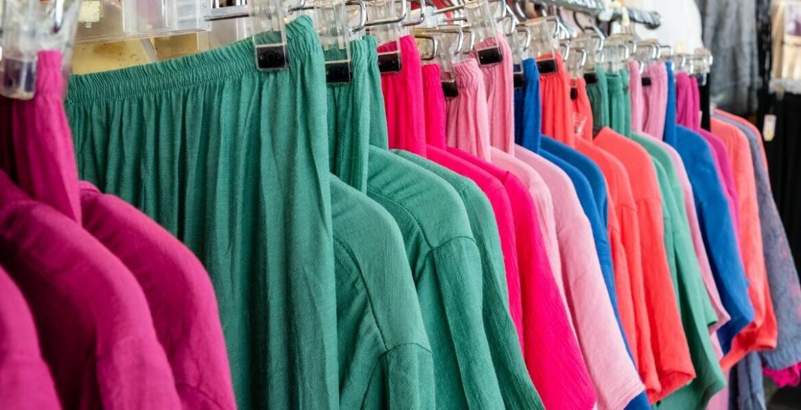 Jakie są najnowsze wzory i kolory wśród damskich mundurków pielęgniarskich?