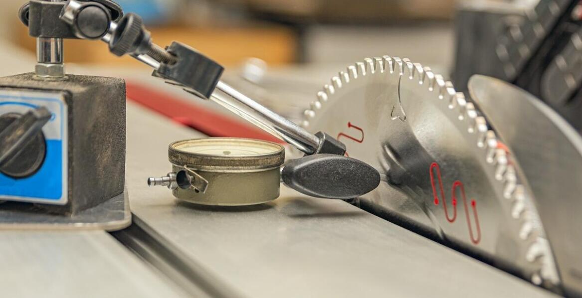 Używane maszyny stolarskie z Niemiec – jak znaleźć wydajny sprzęt dla warsztatu bez przepłacania?