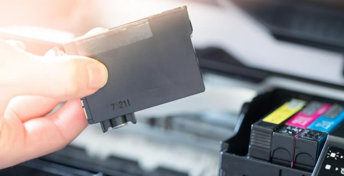 Wymiana tuszów i kartridży – jak zapewniamy jakość i trwałość wydruku?