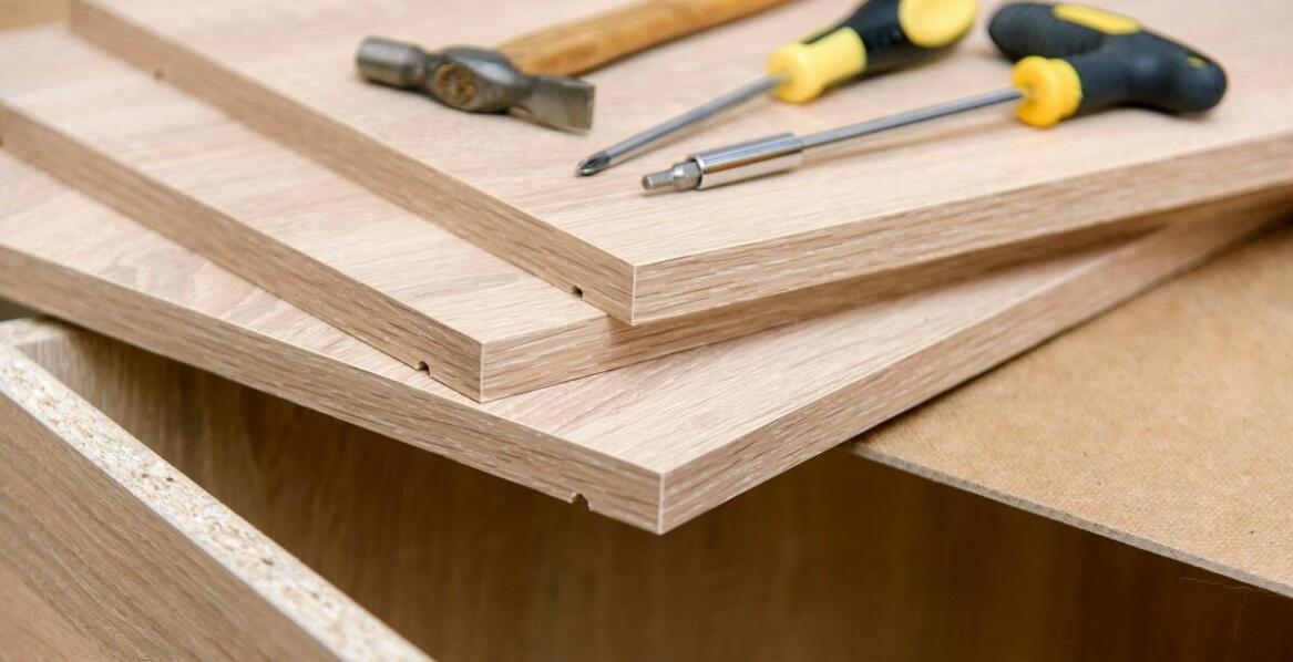 Jak wybrać odpowiednią sklejkę na wymiar do indywidualnych projektów?