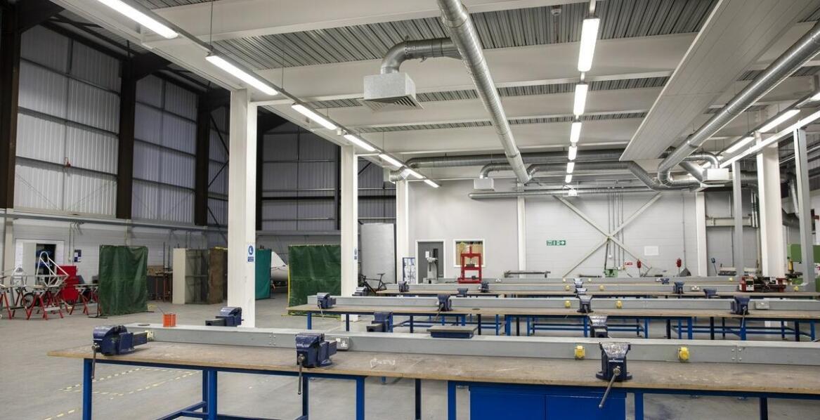 Jakie korzyści niesie zastosowanie daszków LightLine w warsztatach samochodowych?