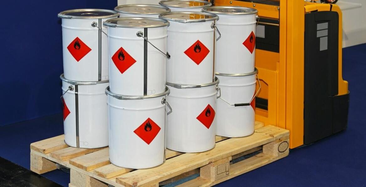 Jakie są wyzwania związane z przechowywaniem i transportem strontu bromku?