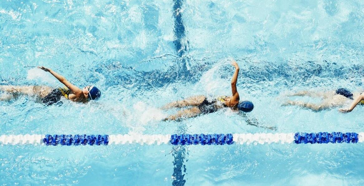 Różnice między strojami kąpielowymi dla amatorek a profesjonalistek