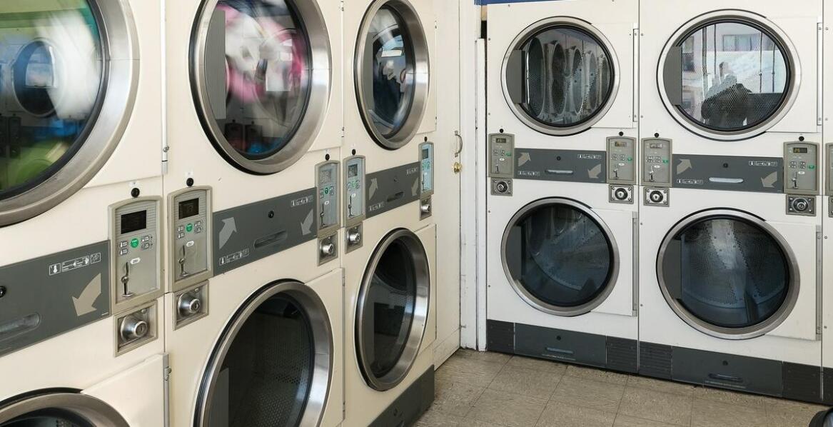 Jakie usługi wpływają na końcowy koszt chemicznego prania w pralni?