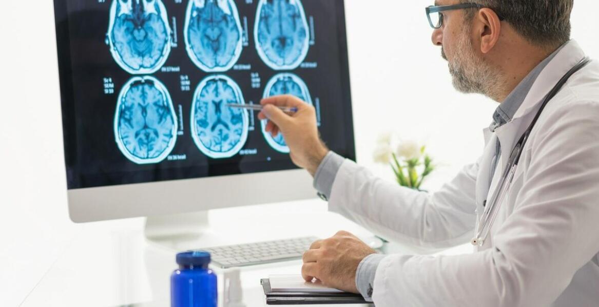 Jak zmiany w objawach mogą wpływać na decyzję o leczeniu przysadki guzów?