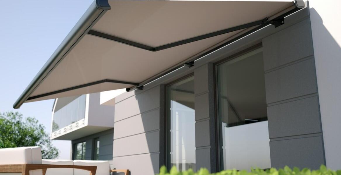 Plisy jako element przeciwsłonecznej ochrony – jakie cechy są najważniejsze?