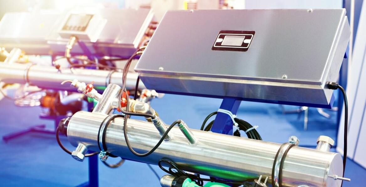 Jak optymalnie wykorzystać urządzenia do demineralizacji wody w przemyśle?