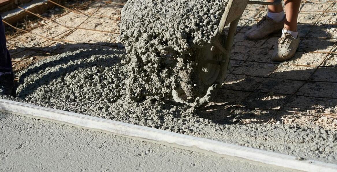 Jakie są korzyści z wyboru towarowego betonu dla projektów infrastrukturalnych?