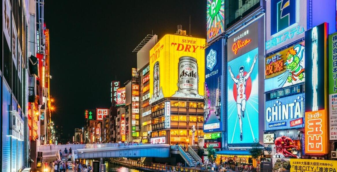 Magnetyczna reklama vs tradycyjna – które rozwiązanie wybrać dla swojego auta?