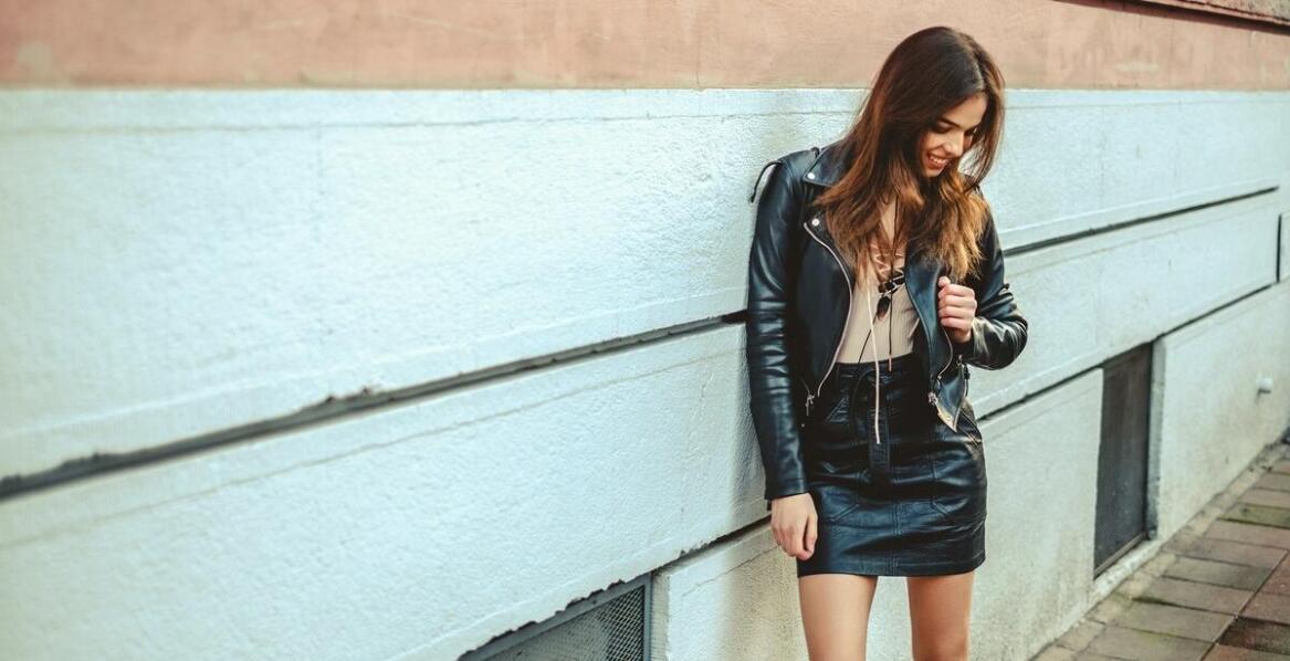 Klasyczne i nowoczesne podejście do stylizacji z czarnym krótkim futerkiem