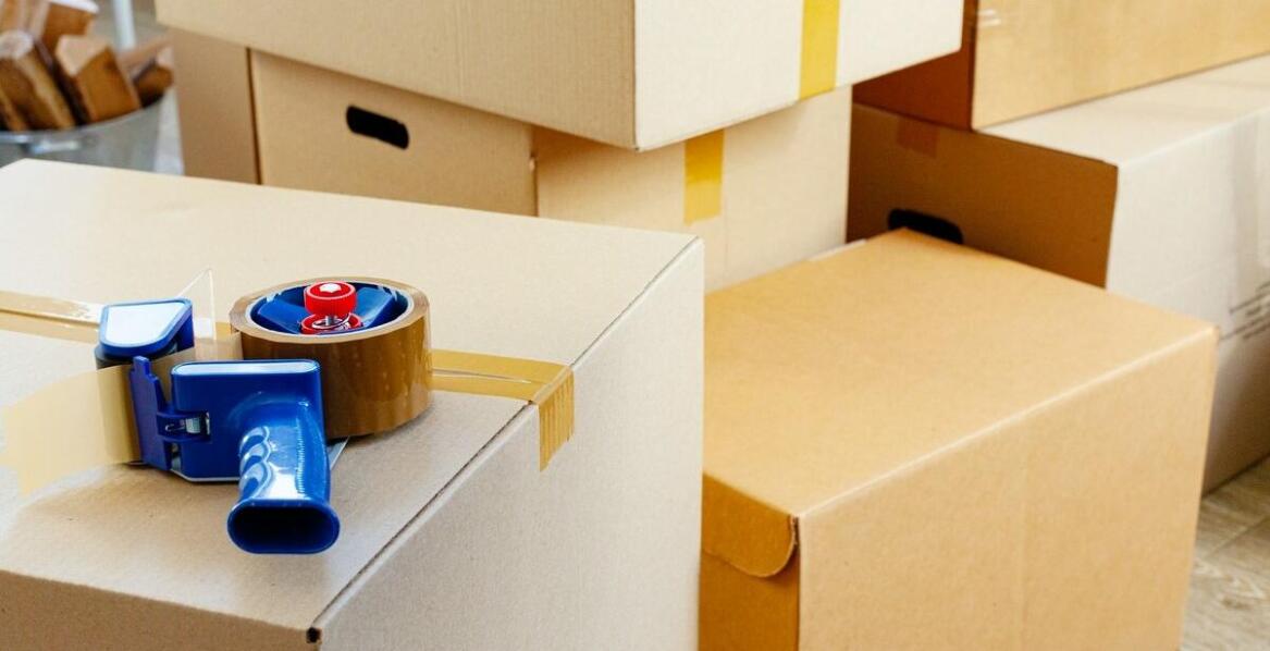 Poradnik wyboru specjalistycznej taśmy do pakowania paczek