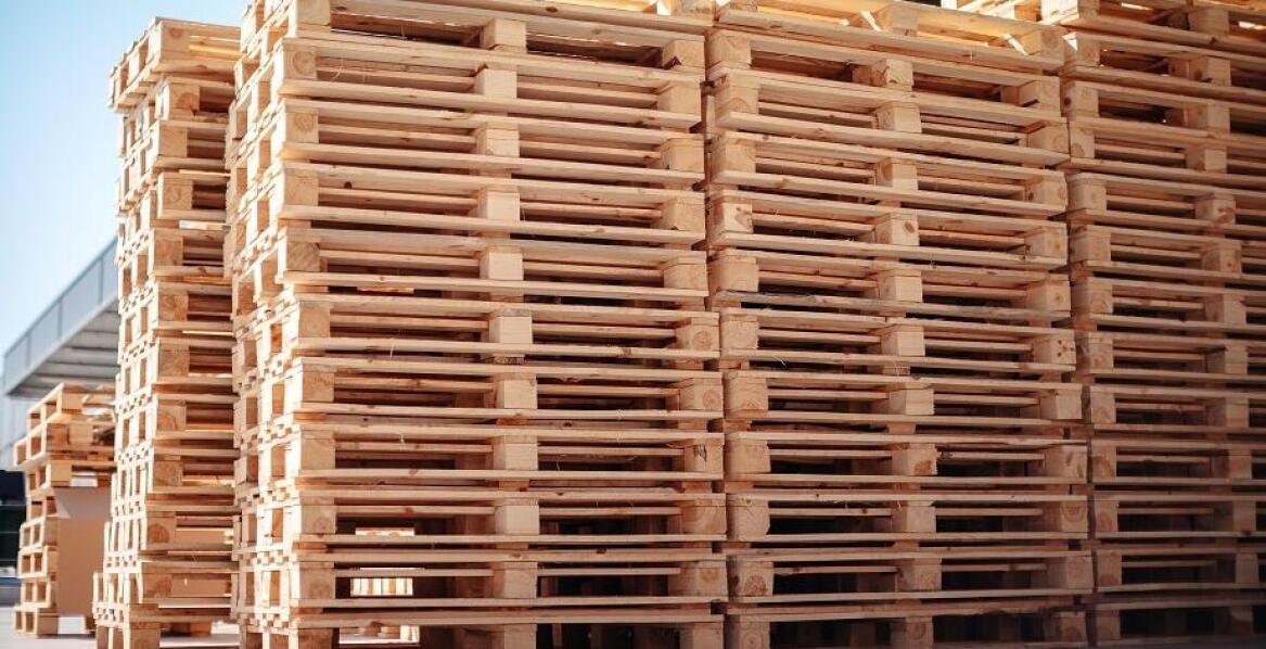 Wybór odpowiednich materiałów do produkcji palet standardowych
