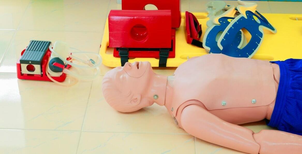 Jak zestawy do resuscytacji wpływają na wycenę AED defibrylatorów?