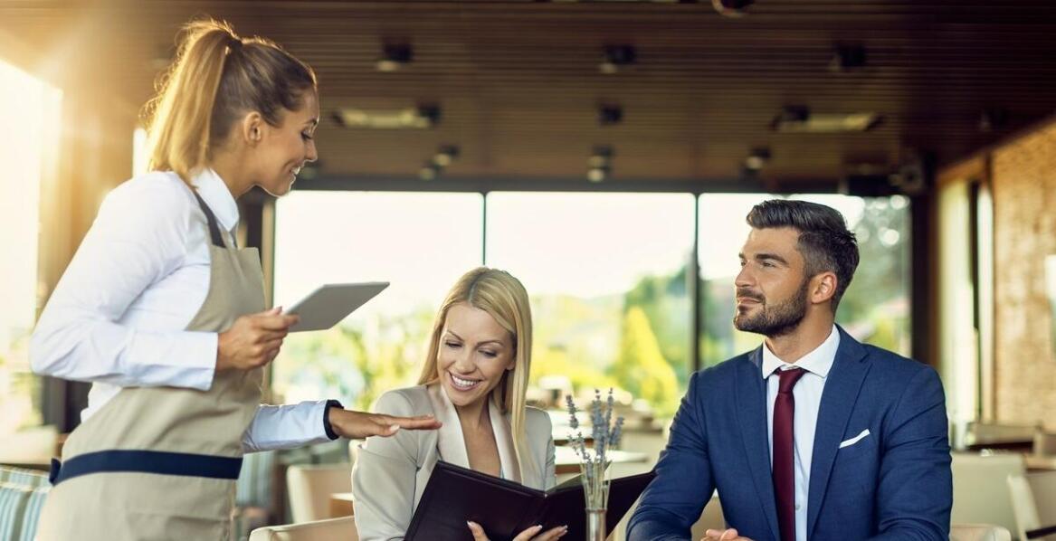 Wpływ kelnerskich fartuchów z logo na profesjonalizm obsługi w restauracji