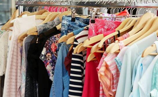 Jakie materiały sukienek zapewniają komfort w letnich dniach?