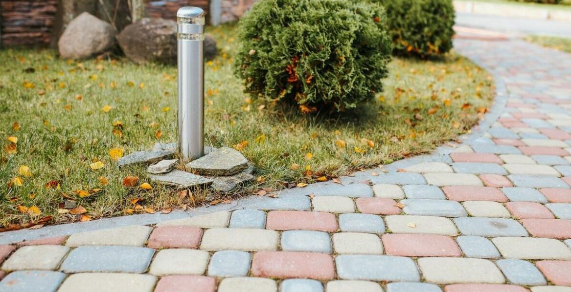 Zalety stosowania kostki brukowej ze Strzegomia w projektach ekologicznych