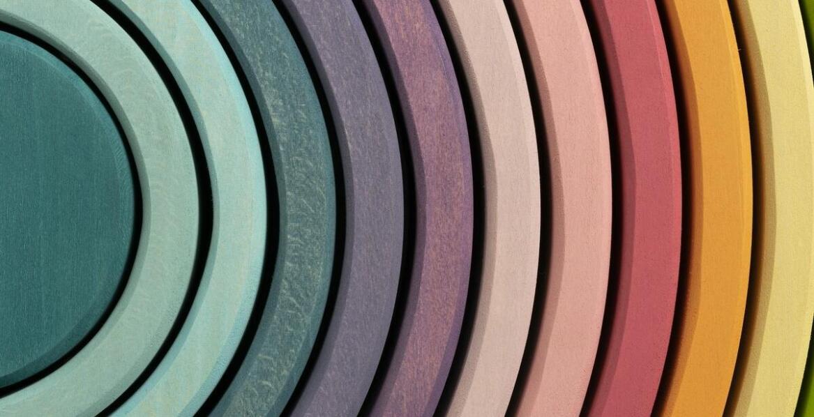 Trendy kolorystyczne w meblowych uchwytach – co pokazuje nowy katalog?