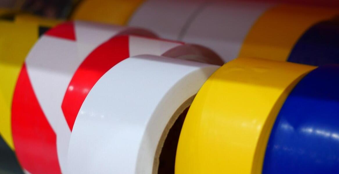 Jak biało-czerwona taśma ostrzegawcza wpływa na organizację przestrzeni magazynowej?