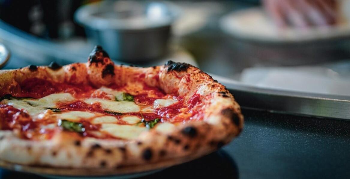 Jak szybki dowóz wpływa na doświadczenie klienta w nocnej pizzerii?