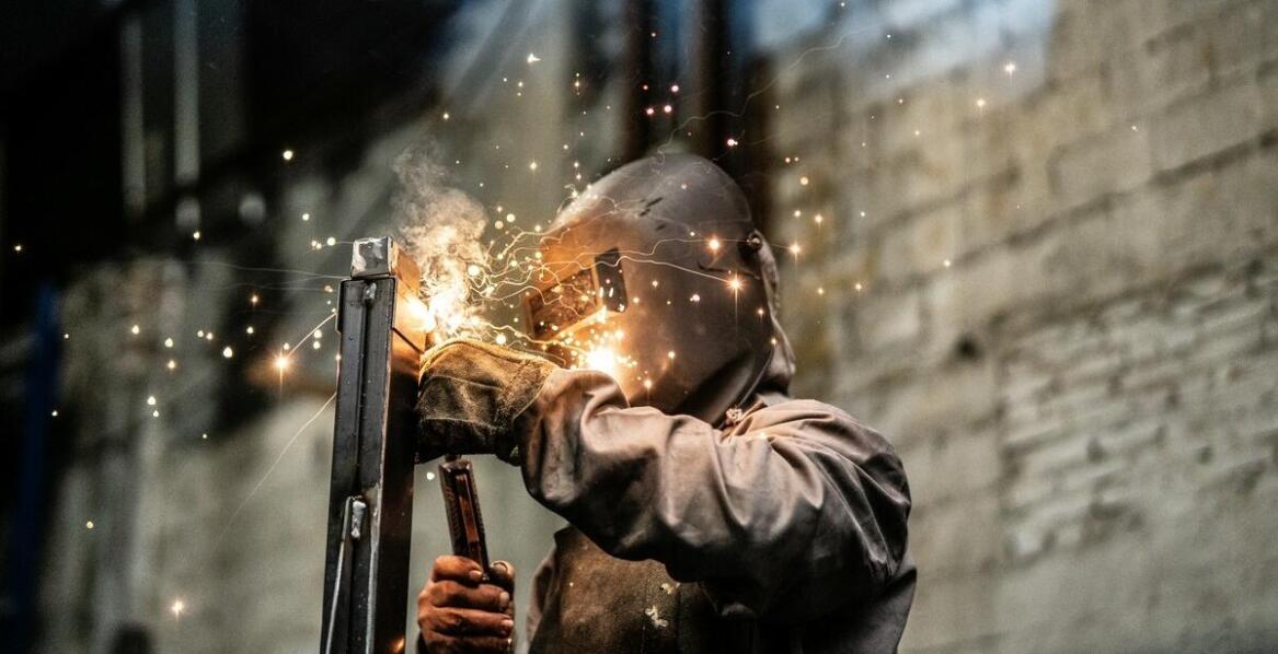 Jakie dodatkowe materiały są stosowane przy spawaniu aluminium ze stalą?