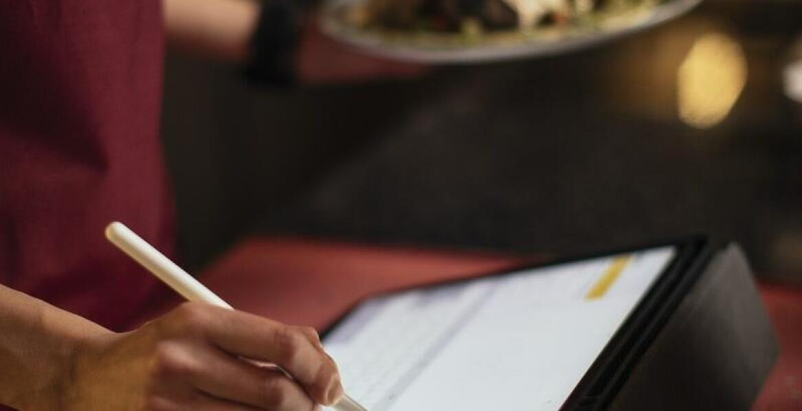 Jakie korzyści przynoszą multimedialne kioski w przestrzeniach gastronomicznych?