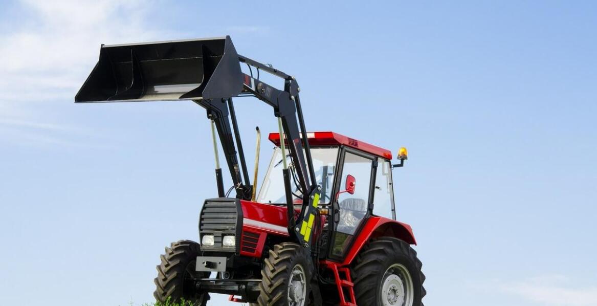 Jakie są różnice między standardowymi szybami a wzmacnianymi do kabin ciągników?