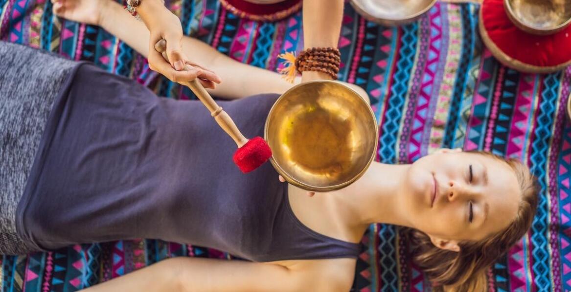 Zastosowanie dźwiękoterapii z tybetańskimi misami w leczeniu przewlekłego zmęczenia