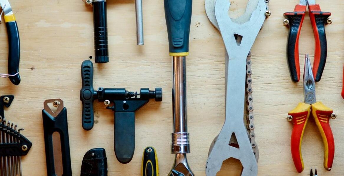 Zaokrąglona paca jako element wyposażenia w wypożyczalni narzędzi budowlanych