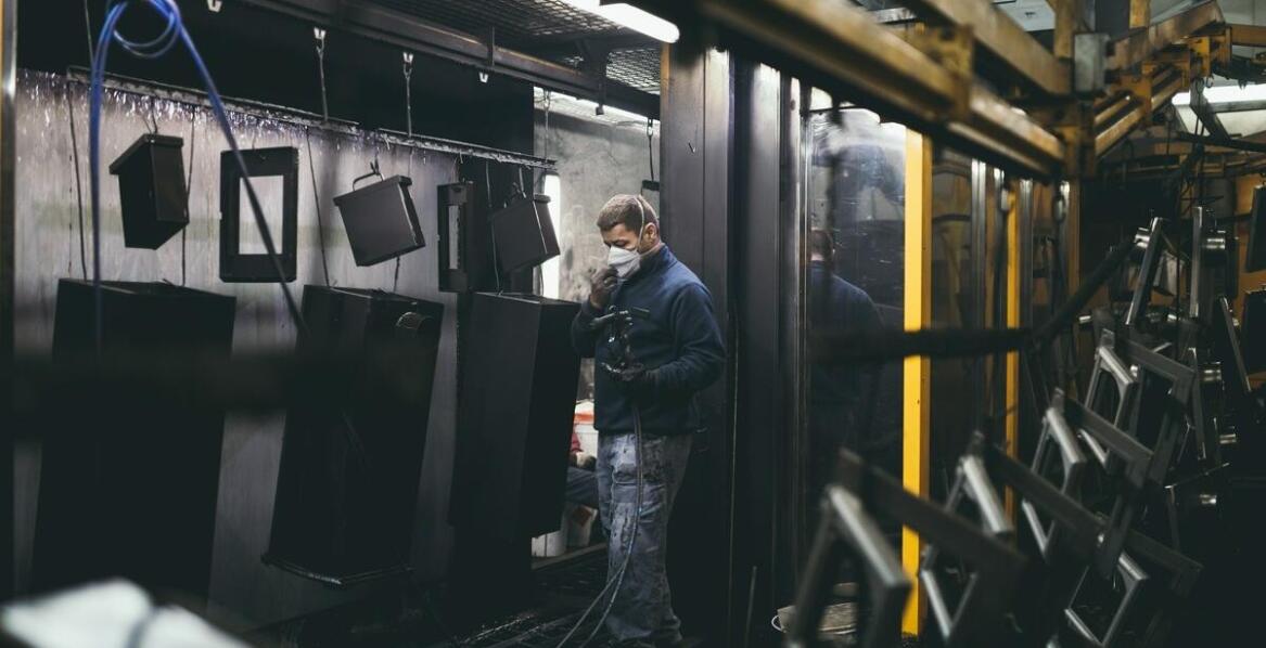 Proces proszkowego malowania ogrodzeń – od przygotowania do finalnej powłoki