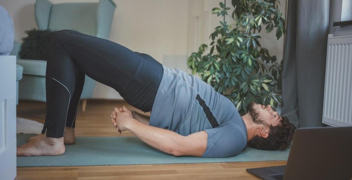 Jak ortopedyczna rehabilitacja może pomóc w przypadku bólu kości ogonowej?