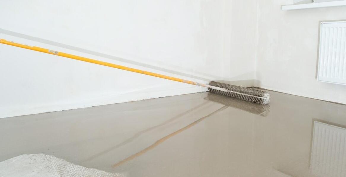 Jakie są zalety korzystania z jastrychów samopoziomujących?