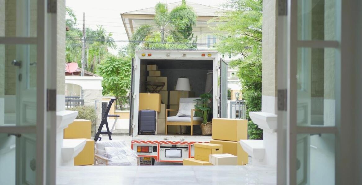 Wysyłka mebli kurierem: jak zminimalizować ryzyko opóźnień?