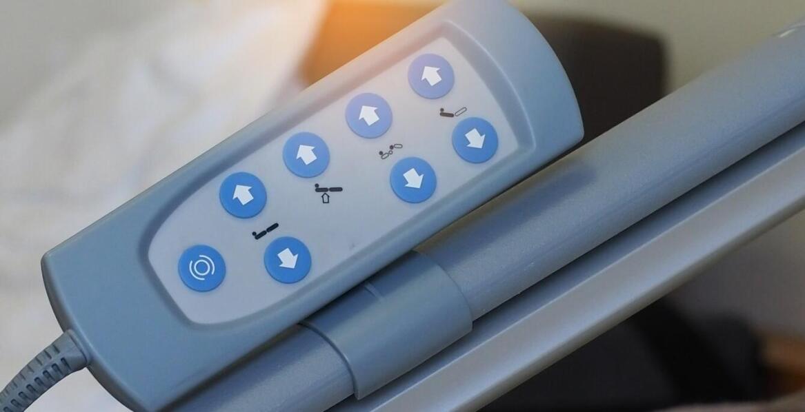 Elastyczne warunki wynajmu rehabilitacyjnych łóżek – co obejmują?