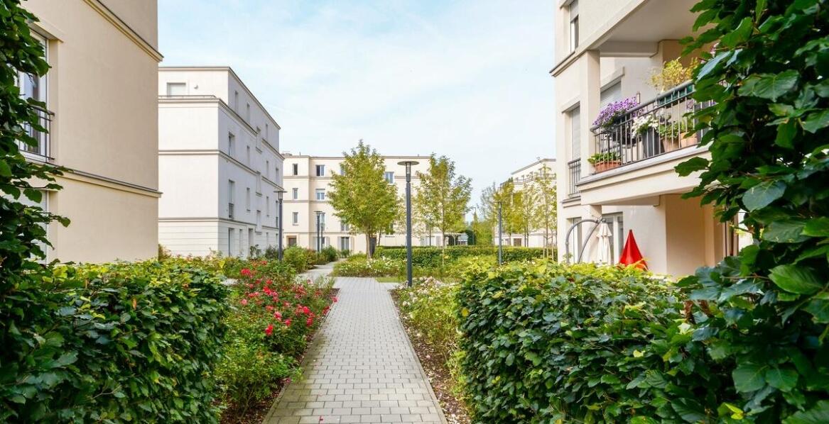 Ogrodzone tereny osiedla Kapuścińska – bezpieczeństwo i prywatność dla mieszkańców