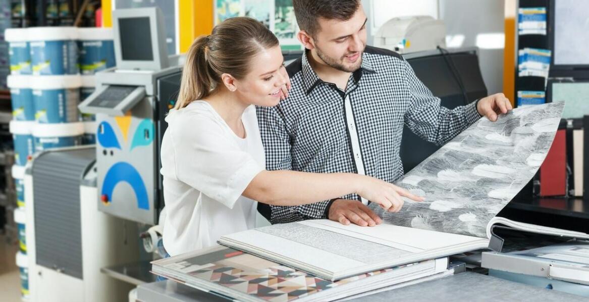 Jakie są korzyści z profesjonalnego doradztwa przy wyborze folii do oklejania?