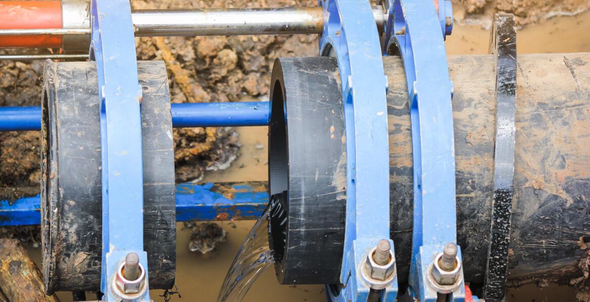 Wynajem sprzętu do instalacji kanalizacyjnych i wodociągowych – co warto wiedzieć?